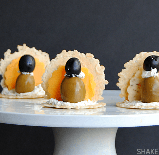 No baking or heating needed for these last minute Thanksgiving appetizers! Make cute cheese & olive turkeys using a few basic grocery store ingredients!