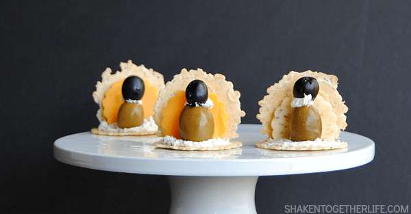 No baking or heating needed for these last minute Thanksgiving appetizers! Make cute cheese & olive turkeys using a few basic grocery store ingredients!