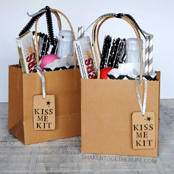 kraft paper bags of new years kiss me kits