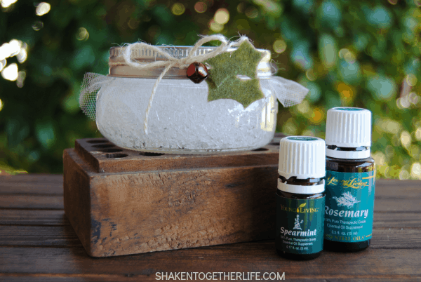 Make DIY Winter Fresh air fresheners - refreshing rosemary and spearmint blend for the perfect winter pick me up scent!