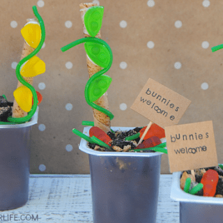 These Spring Garden Pudding Cups are SO cute! Love the edible veggies, dirt and the Bunnies Welcome sign!