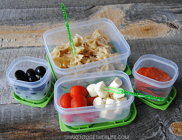 School is tough; lunch should be fun! This healthy kid approved pasta salad lunch idea is perfect to pack up when sandwiches get boring! 