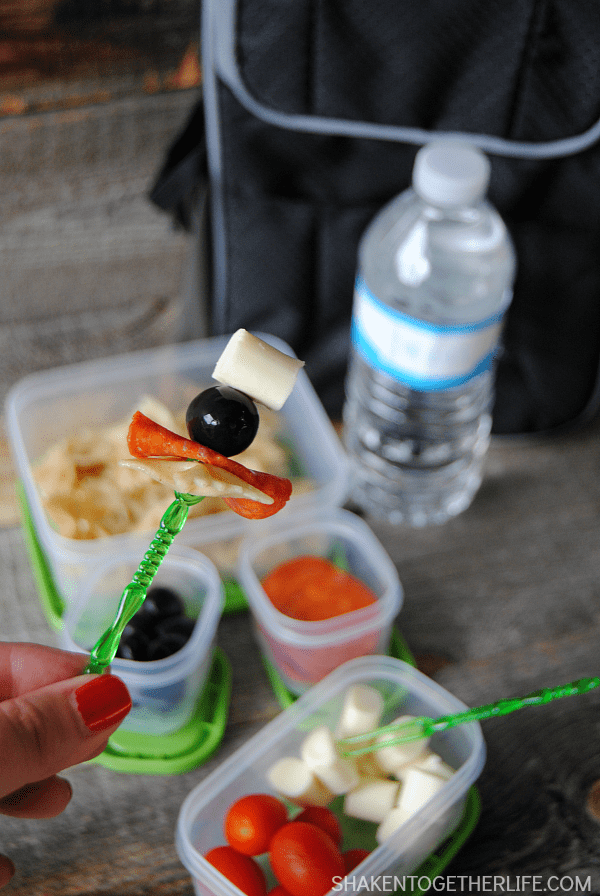 School is tough; lunch should be fun! This healthy kid approved pasta salad lunch idea is perfect to pack up when sandwiches get boring! 