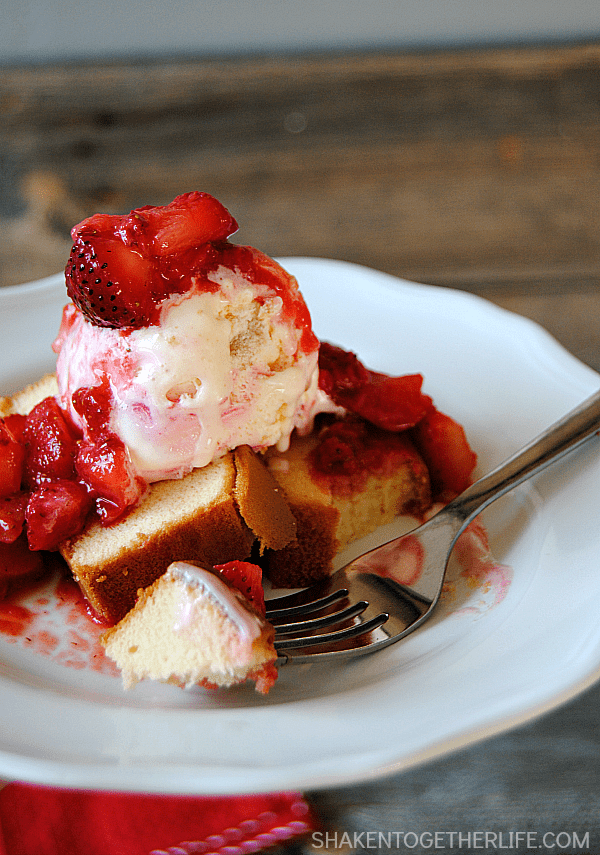 Strawberry Shortcake Sundaes are delicious {no-bake!} towers of buttery pound cake, cool creamy strawberry cheesecake ice cream and sweet, ripe strawberries!