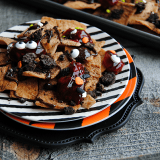 Looking for an easy dessert for Halloween or The Walking Dead party?! Make these sweet, no bake Zombie Nachos! These dessert nachos are layered with all sorts of sweet treats and are dreadfully delicious!