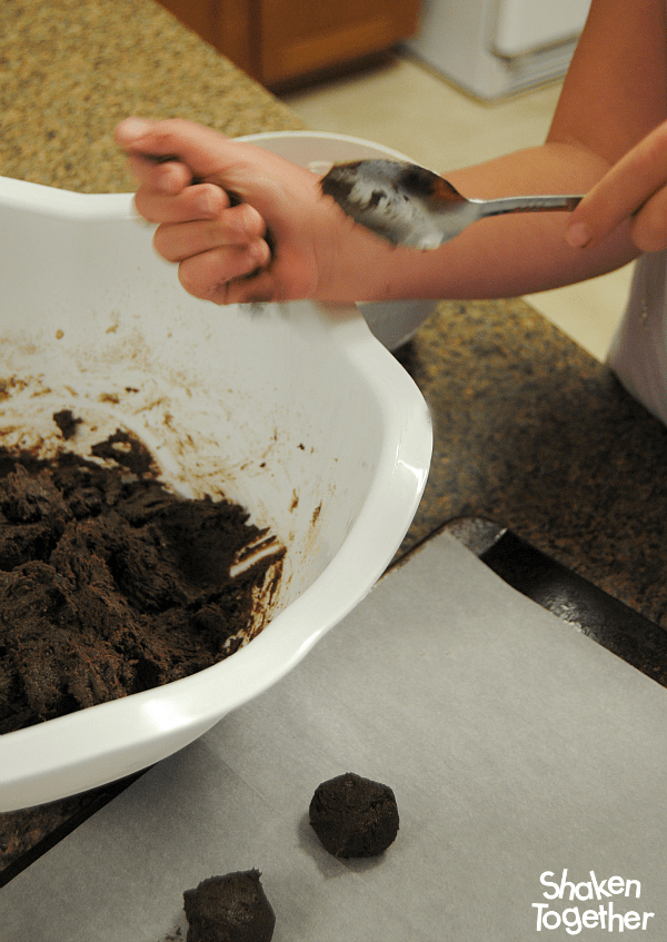 With just a handful of ingredients and big holiday flavor, these easy Chocolate Peppermint Cake Mix Cookies are perfect for a snow day with the kiddos or a place on your holiday cookie platter!