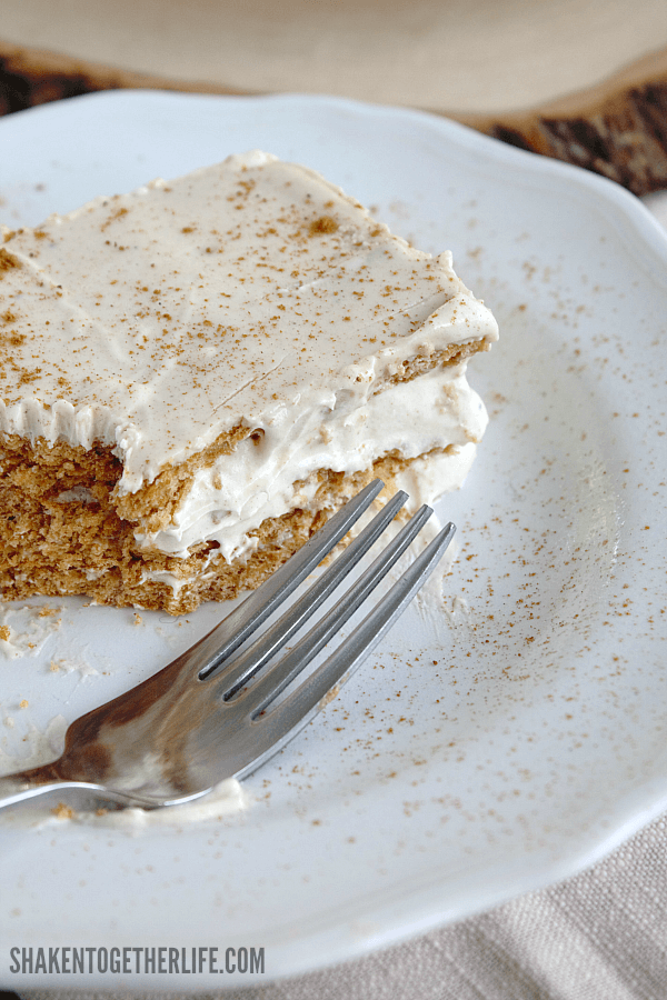 Pumpkin Spice Eclair Cake - layers of cinnamon graham crackers, fluffy pumpkin spice filling and pumpkin spice cream cheese frosting! YUM!