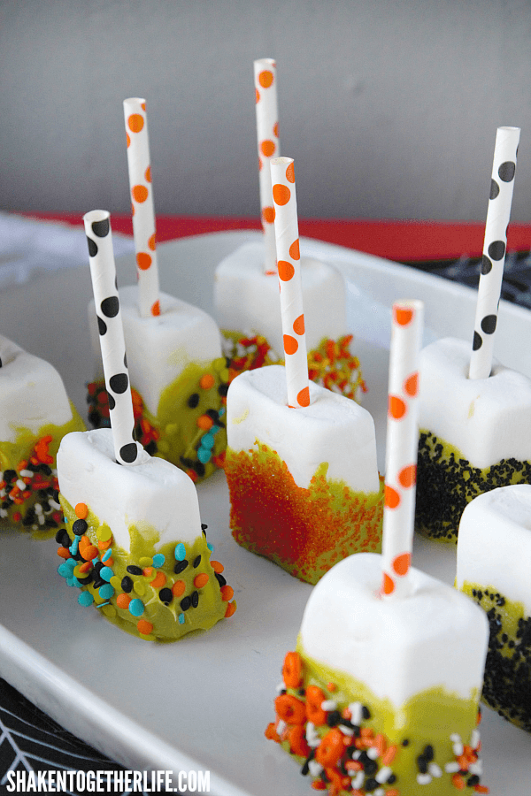 Quick and easy Halloween Marshmallow Pops are frightfully festive and SO easy to make!