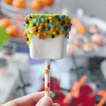 Halloween Marshmallow Pops - frightfully festive and so super simple to make! Everyone will love this Halloween sweet treat!