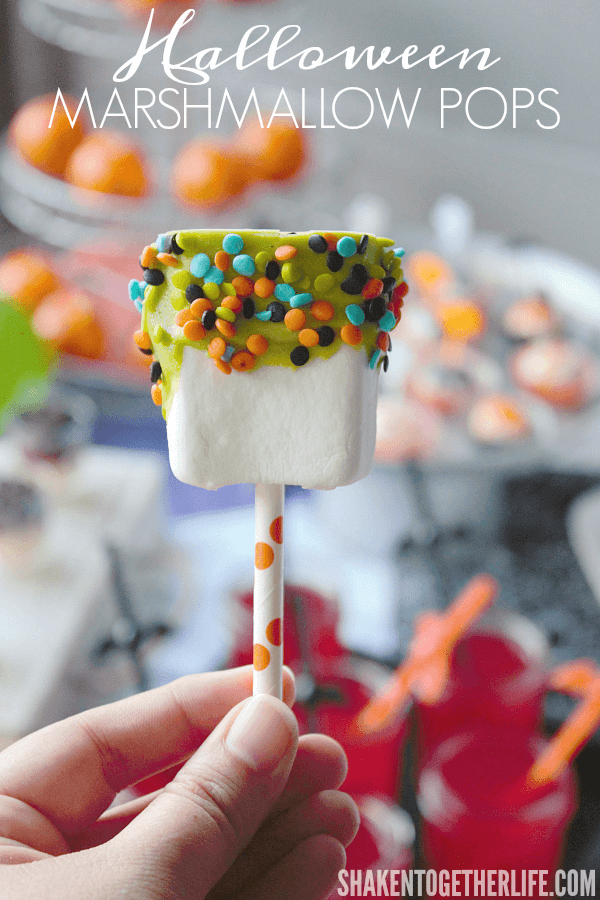 Halloween Marshmallow Pops - frightfully festive and so super simple to make! Everyone will love this Halloween sweet treat!