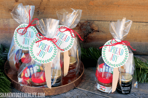 Spread holiday cheer with this Spread Joy Holiday Gift idea! Stack your favorite spreadable jams, jellies, butters, spreads and honey and add a printable gift tag for an easy, affordable holiday gift that is perfect for friends, neighbors and teachers!