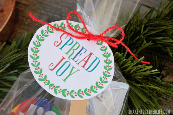 Spread Joy Holiday Gift idea and printable gift tag - perfect for easy, affordable holiday gifts!