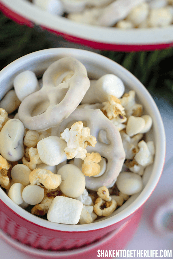 Winter Wonderland Snack Mix is a delicious party snack or for gifts!