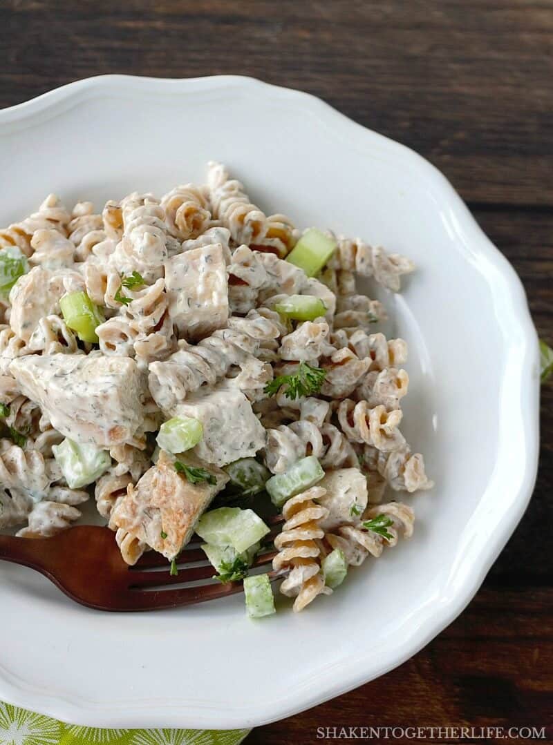 Grab a fork & dig in to the BEST Creamy Chicken Pasta Salad!