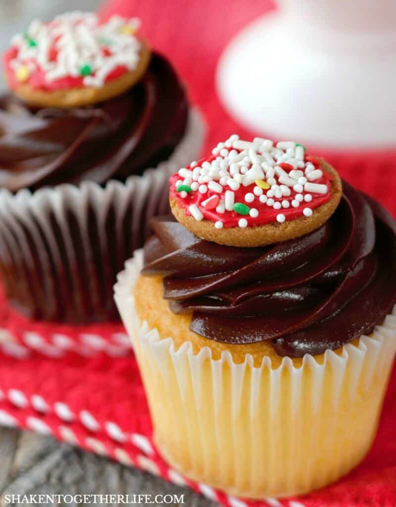 Mini Pizza Cupcakes Toppers are SO easy to make and look adorable on top of frosted cupcakes. These pizza party cupcakes are just adorable!