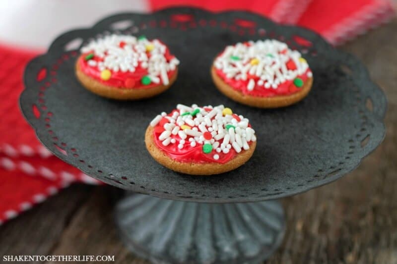 Mini Pizza Cupcake Toppers start with a vanilla cookie, get a layer of frosting 'sauce' and loaded with sprinkles for toppings! Cute pizza party cupcakes!