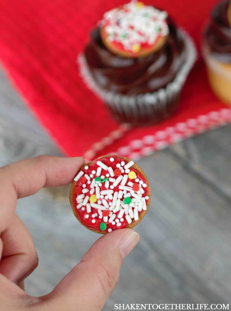 Mini Pizza Cupcake Toppers start with a vanilla cookie, get a layer of frosting 'sauce' and loaded with sprinkles for toppings! Cute pizza party cupcakes!