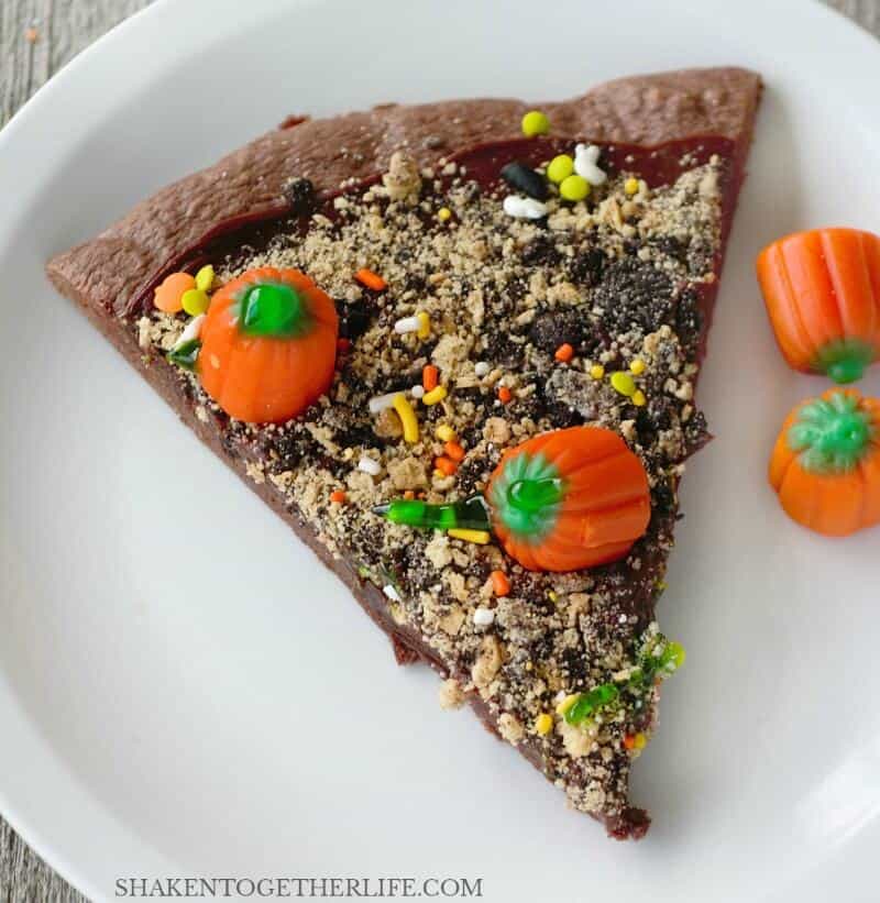 Pumpkin Patch Dessert Pizza! This sweet treat is perfect for any Fall or Halloween Party! And it is easy enough for the kids to help with!