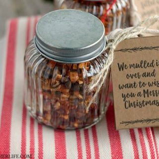 Handmade holiday gifts are thoughtful and unique- like an Essential Oils Mulling Spices Gift! Complete with a reusable tea bag and a bottle of orange essential oil, these handmade holiday gifts are easy and affordable!