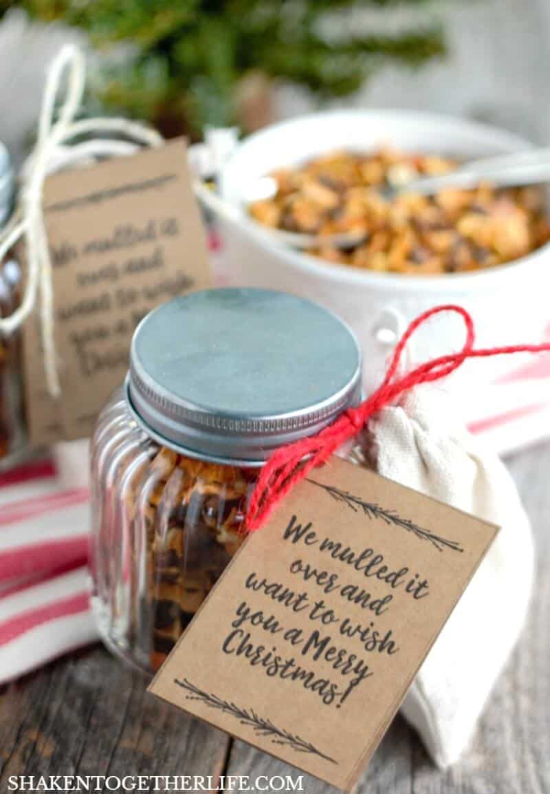 Handmade holiday gifts are thoughtful and unique- like an Essential Oils Mulling Spices Gift! Complete with a reusable tea bag and a bottle of orange essential oil, these handmade holiday gifts are easy and affordable!