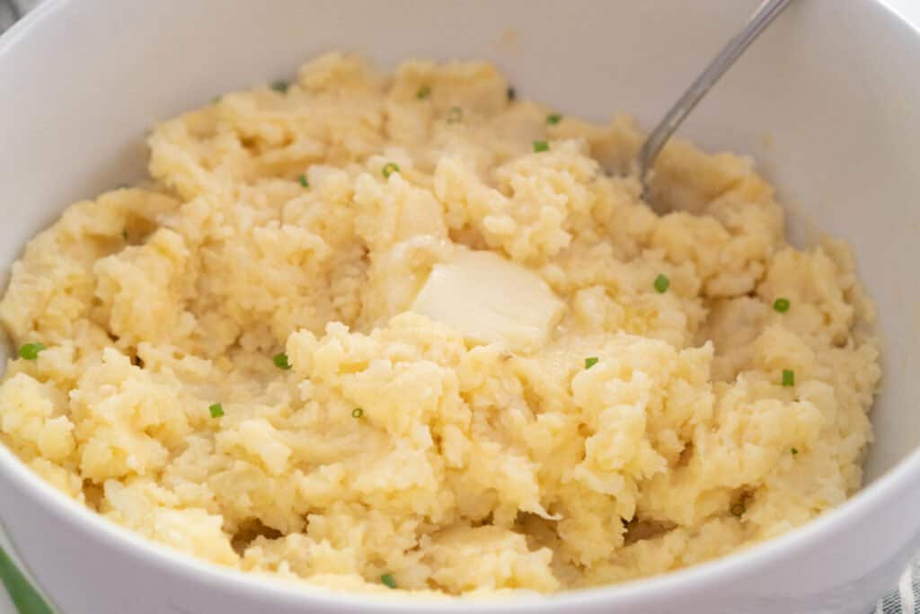 mashed potatoes in white bowl