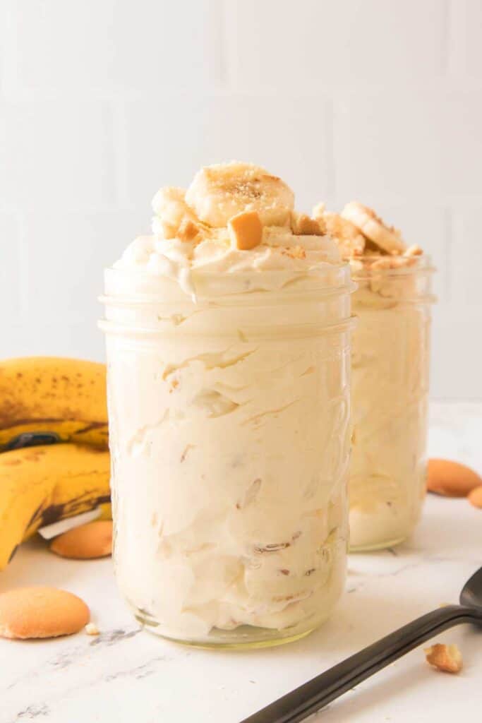 banana pudding in glass mason jars