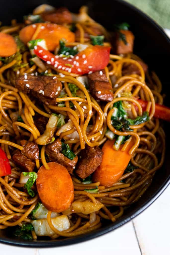 instant pot lo mein in black bowl