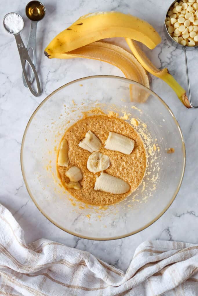 banana pudding cookie batter in glass bowl