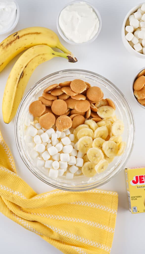 vanilla wafers, sliced bananas, and marshmallows in glass bowl